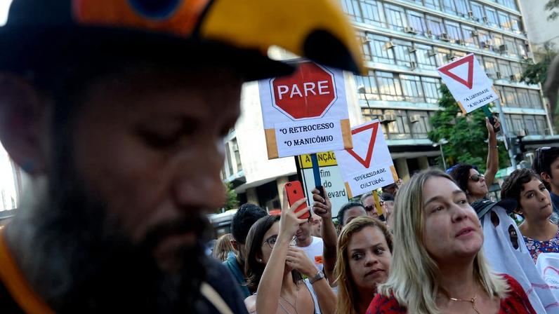 Profissionais da saúde, pacientes e familiares protestam contra a política de saúde mental no Dia Nacional da Luta Antimanicomial.