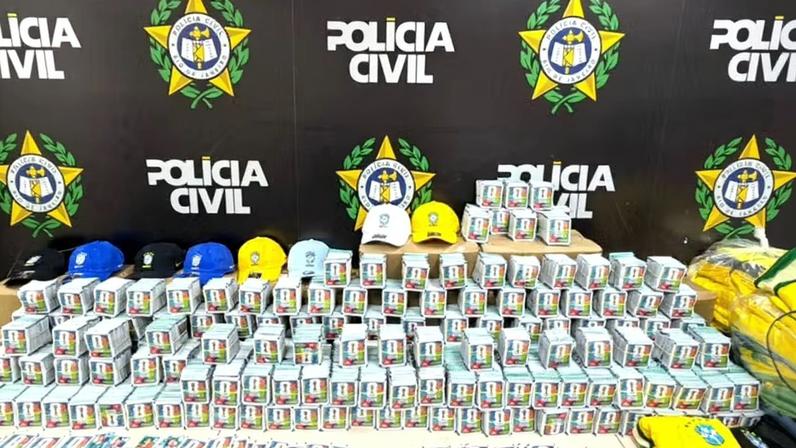 Polícia apreende 200 mil figurinhas falsificadas da Copa do Mundo