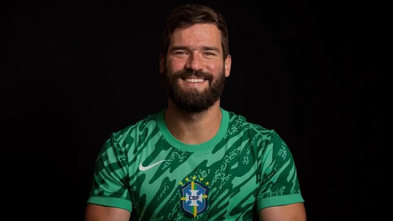 Figurinhas do Álbum da Copa do Mundo 2026 - Alisson e escudo da CBF