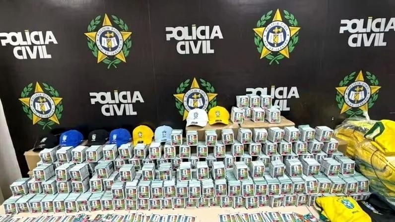 Polícia Civil prendeu cerca de 200 mil figurinhas falsificadas da Copa do Mundo 2026 — Foto: Reprodução/Polícia Civil do Rio de Janeiro