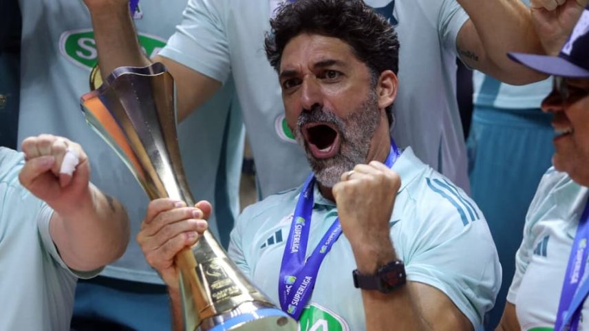 O técnico Filipe Ferraz comemora o título da Superliga ao lado dos jogadores do Sada Cruzeiro (Foto: Wander Roberto/ Inovafoto/CBV)