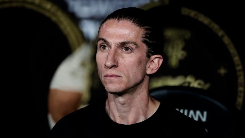 Filipe Luís, técnico do Flamengo, em jogo contra o Lanús na Recopa