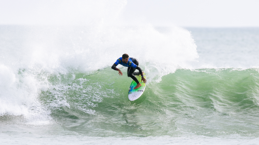 Filipe Toledo vence Gabriel Medina em Raglan — Foto: Ed Sloan/WSL