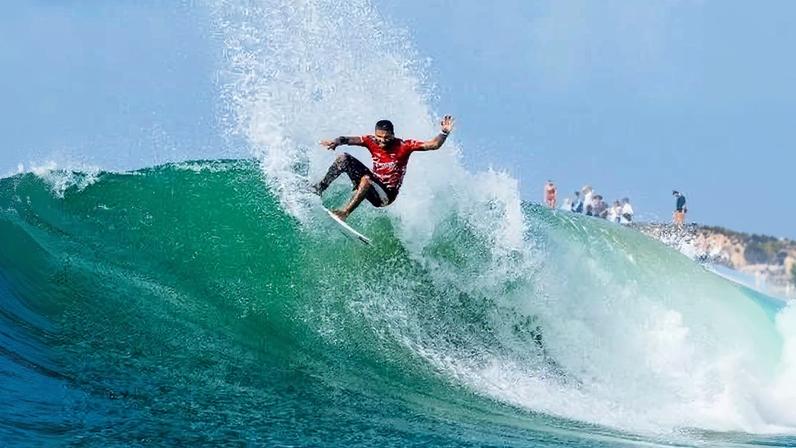 Filipe Toledo dá show em estreia na Gold Coast
