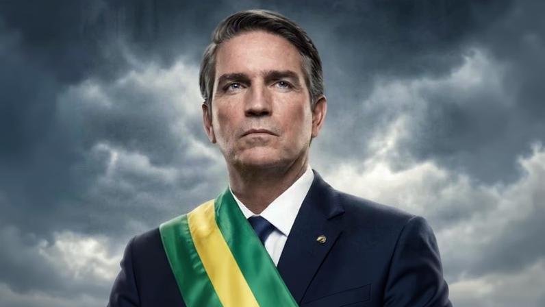 Jim Caviezel caracterizado como o ex-presidente Jair Bolsonaro