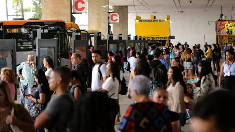 1 de 1 71% dos brasileiros são favoráveis ao fim da escala 6x1 - Foto: Breno Esaki/Metrópoles (@BrenoEsakiFoto)