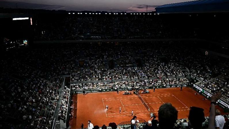 Fim de tarde na quadra Philippe-Chatrier durante jogo de Alexander Zverev em Roland Garros