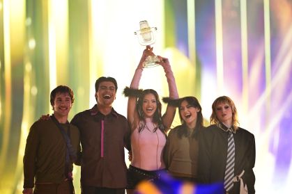 Dara, que representou a Bulgária, com o troféu da 70ª edição do Eurovision