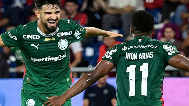 Flaco López e Jhon Arias comemoram gol em Cerro Porteño-PAR x Palmeiras, pela Libertadores