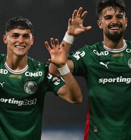 Flaco López e Ramon Sosa comemoram gol do Palmeiras contra o Sporting Cristal, pela Libertadores