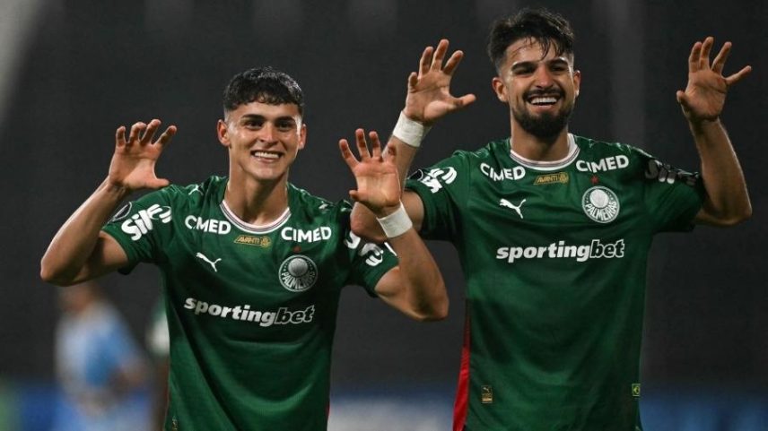 Flaco López e Ramon Sosa comemoram gol do Palmeiras contra o Sporting Cristal, pela Libertadores