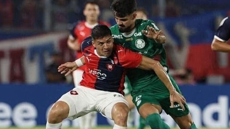 Flaco López em ação pelo Palmeiras na partida contra o Cerro Porteño