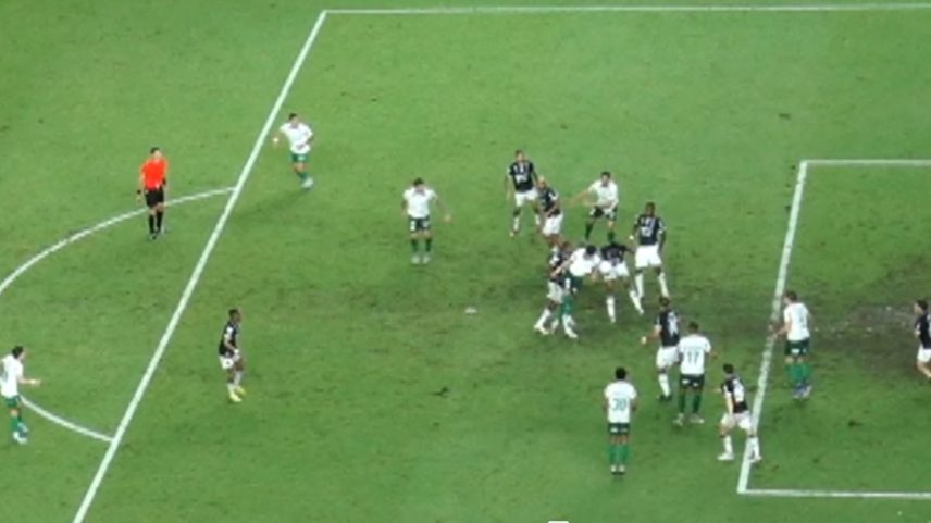 Bola toca no braço de Flaco López em Remo x Palmeiras — Foto: Reprodução