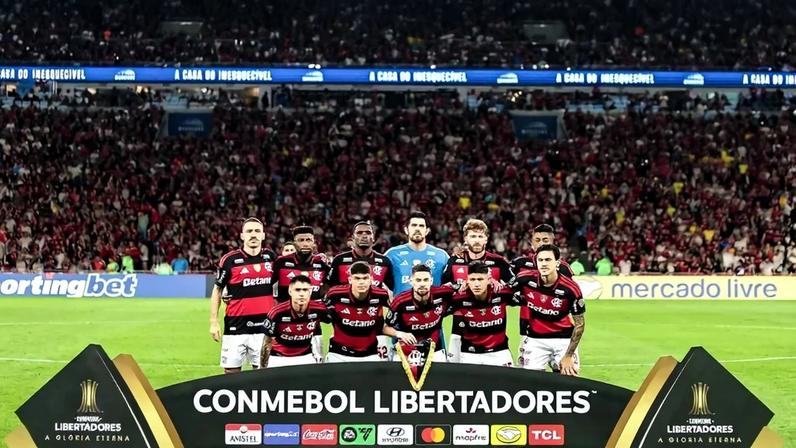 Time do Flamengo perfilado antes de duelo com o Estudiantes pela Libertadores (Foto: Gilvan de Souza/Flamengo)