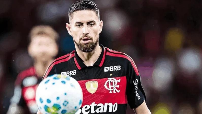 Flamengo acumula recordes de receitas anuais desde 2021, quando atingiu R$ 1 bi. Na imagem, o volante Jorginho