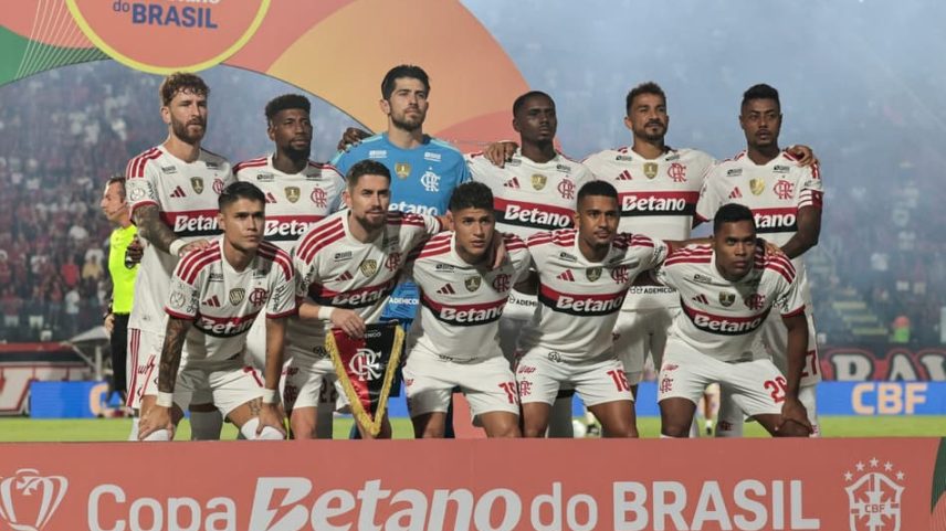 Elenco do Flamengo posicionado para a foto de antes do apito inicial