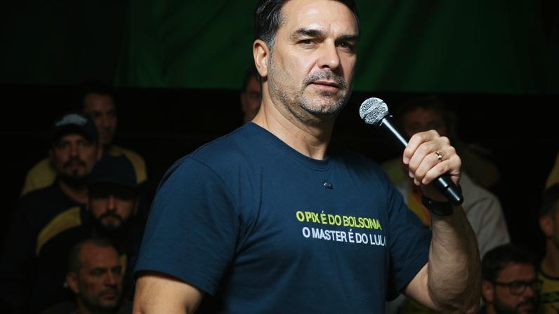 Flávio tenta ocupar pauta de defesa das mulheres usada por Lula