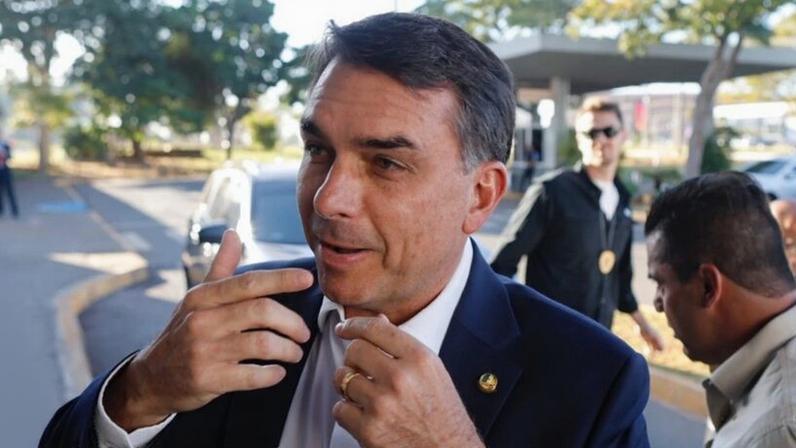 Flávio Bolsonaro diz que está preocupado apenas “com a perseguição” e a criação de “narrativas mentirosas”