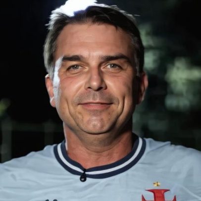 Flávio Bolsonaro faz gols em pelada e compara vitória às eleições