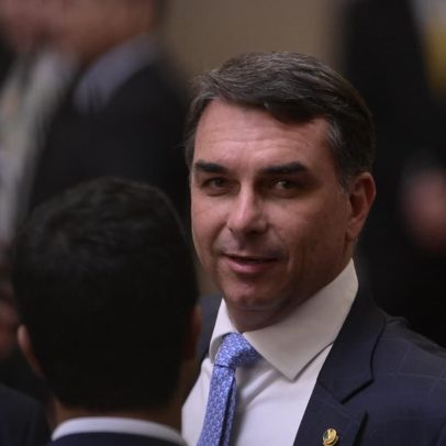 Flávio divulga filme de Bolsonaro após admitir contato com Vorcaro