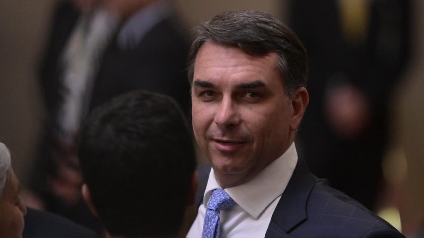 1 de 1 imagem colorida de flávio bolsonaro - Foto: KEBEC NOGUEIRA/METRÓPOLES @kebecfotografo