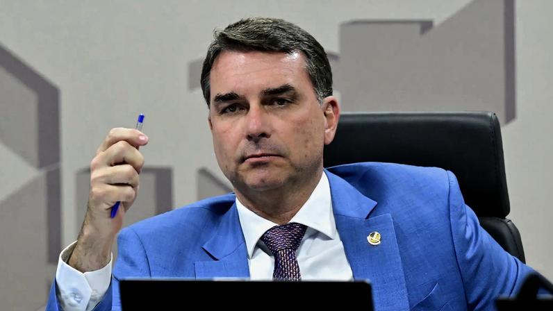 Áudios de Flávio Bolsonaro acordaram muita gente na direita sobre a mania de apoiar políticos incondicionalmente. (Foto: Geraldo Magela/Agência Senado)
