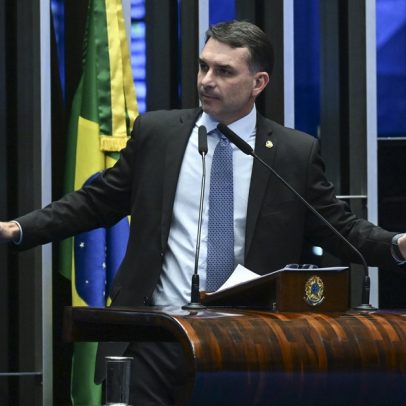 Flávio Bolsonaro, em ato em SP, acusa Lula e diz que querem enterrá-lo vivo
