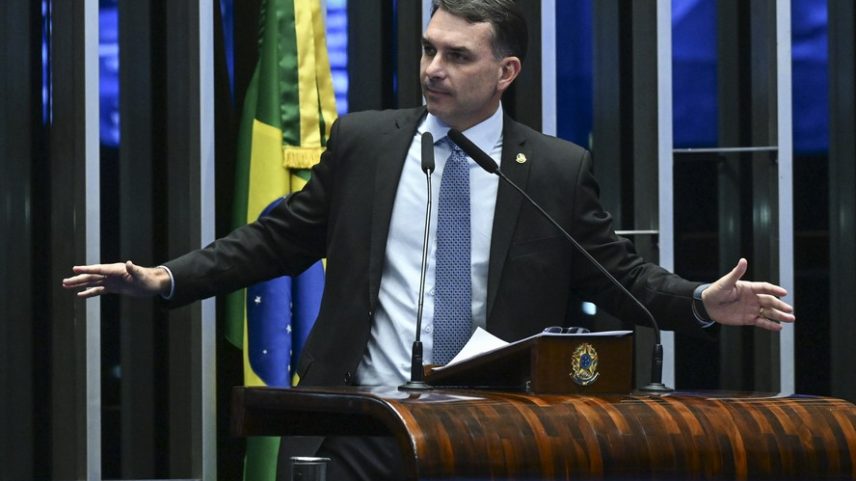 Senador Flávio Bolsonaro (PL-RJ) em discuro à tribuna — Foto: Carlos Moura/Agência Senado