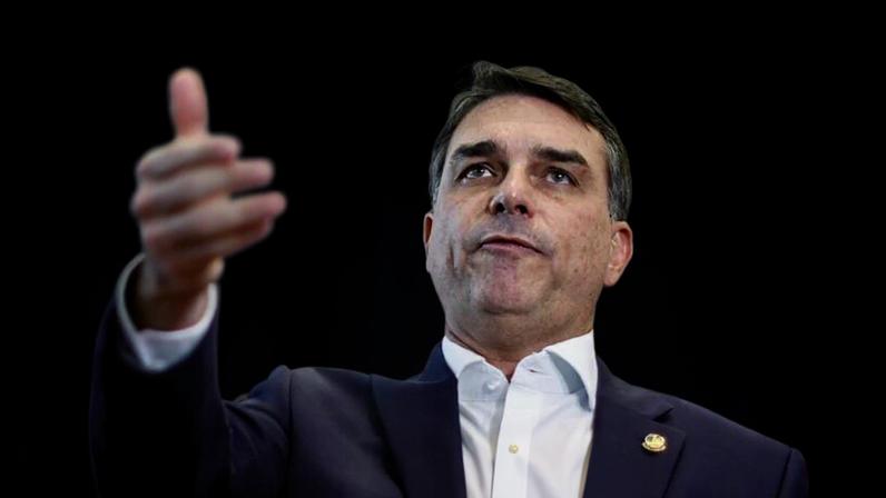 Senador Flávio Bolsonaro, pré-candidato à presidência da república, em conversa com jornalistas