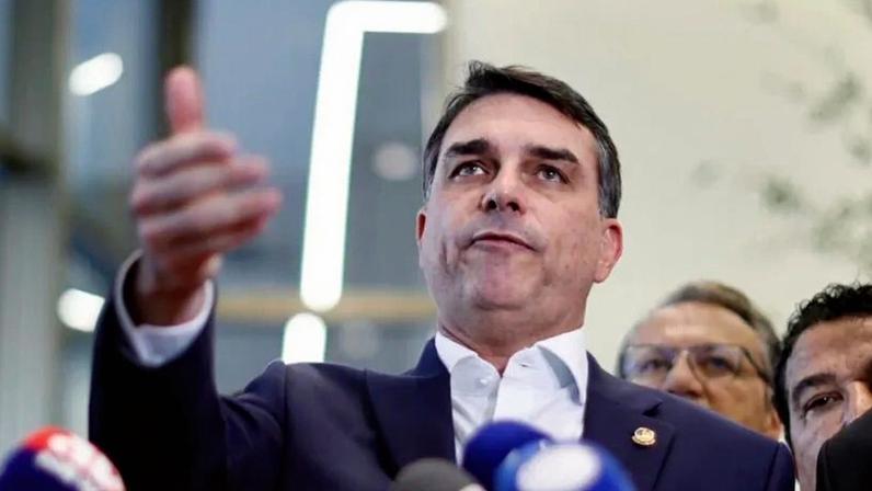 Filme sobre Bolsonaro pode afetar campanha de Flávio, aponta Financial Times