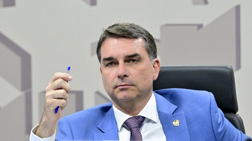 Senador Flávio Bolsonaro (PL-RJ) em sessão da Comissão de Segurança Pública