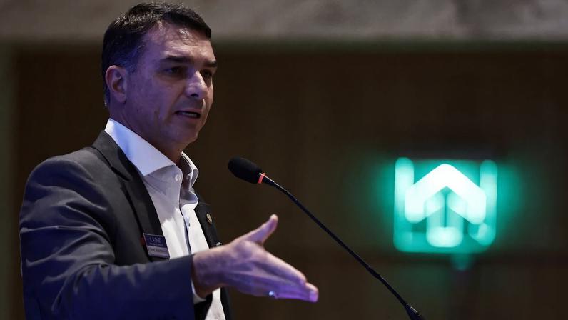 Agenda de Flávio Bolsonaro com representantes do mercado ocorre em momento mais turbulento da pré-campanha presidencial. (Foto: EFE/ André Coelho)