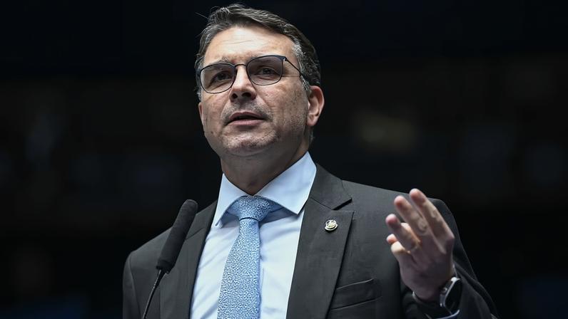 Senador Flávio Bolsonaro (PL-RJ) em pronunciamento à bancada — Foto: Andressa Anholete/Agência Senado