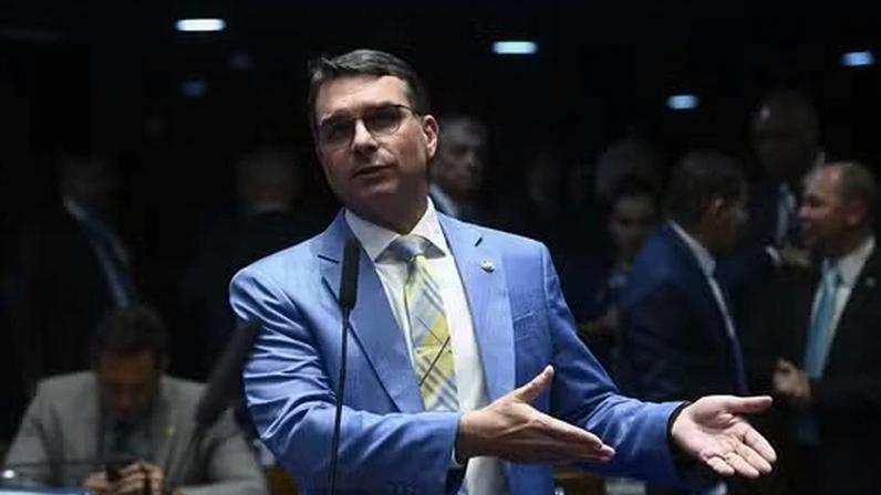 Senador Flávio Bolsonaro (PL-RJ) em pronunciamento à bancada — Foto: Carlos Moura/Agência Senado