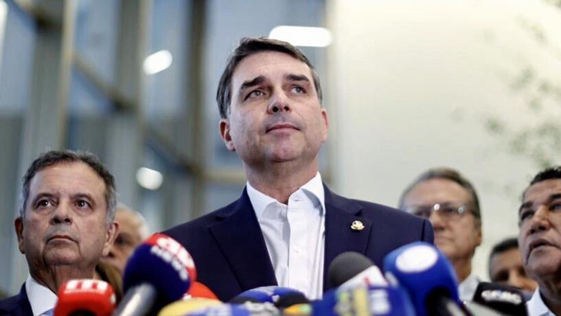 Flávio Bolsonaro disse que foi apresentado a Vorcaro no fim de 2024