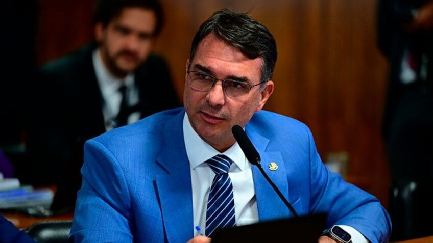 Flávio afirma que dinheiro cobrado de Vorcaro era privado