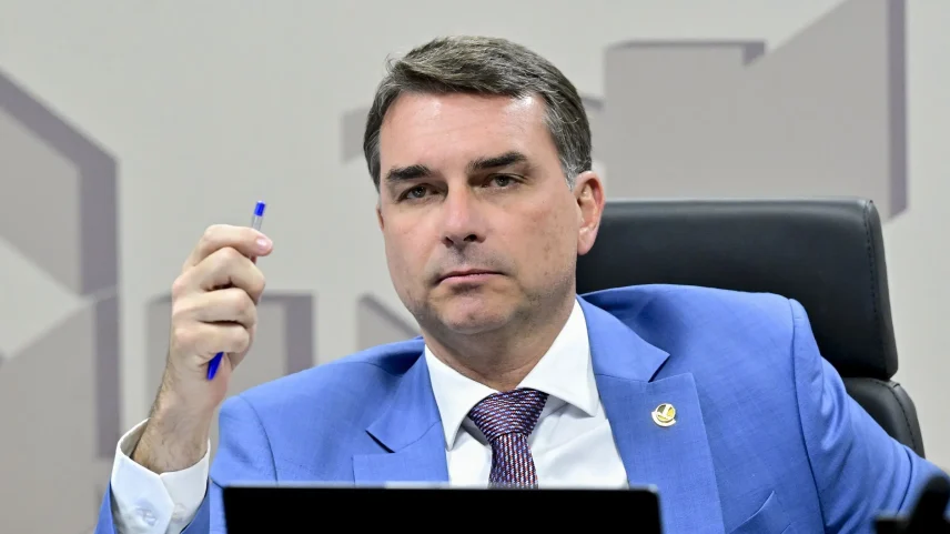 Flávio Bolsonaro trocou mensagens com Daniel Vorcaro até a véspera da prisão do banqueiro. (Foto: Geraldo Majela/Agência Senado)