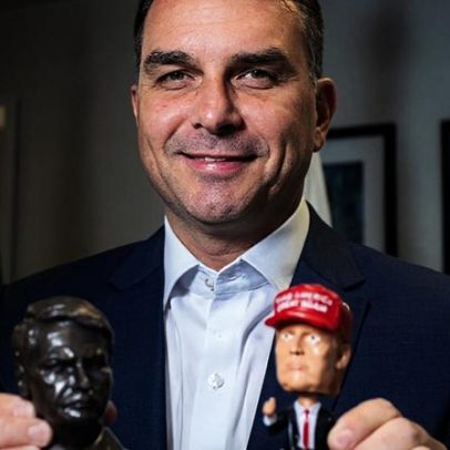 Da instabilidade à mudança de eixo: intenções de Flávio com Trump