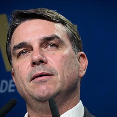 Flávio é aplaudido em encontro de prefeitos, mas ouve gritos de 'Vorcaro'