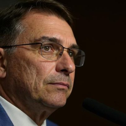Flávio Bolsonaro retoma viagens de pré-campanha entre Washington e Curitiba