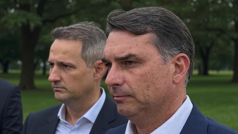 Pré-candidatura de Derrite também recebeu aval do ex-presidente Jair Bolsonaro; na imagem, o deputado Guilherme Derrite (esq.) e o senador Flávio Bolsonaro (dir.)