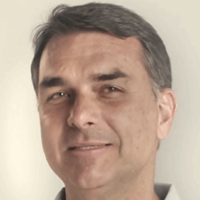 Flávio faz vídeo de Dia das Mães em tom eleitoral com Carregam 2 mundos