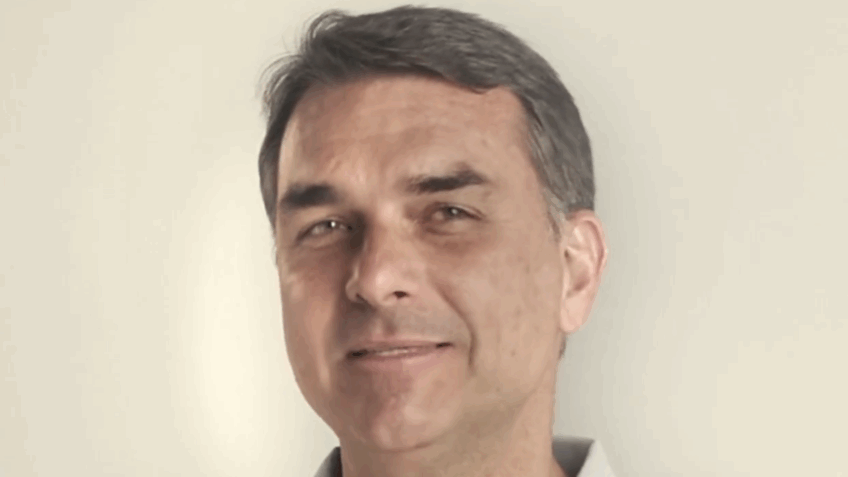 Flávio faz vídeo de Dia das Mães em tom eleitoral com Carregam 2 mundos