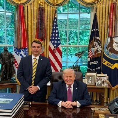 Foto entre Flávio Bolsonaro e Trump revela tensão entre aliados