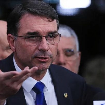 Flávio Bolsonaro apresenta pré-candidatura a Fachin em reunião com STF