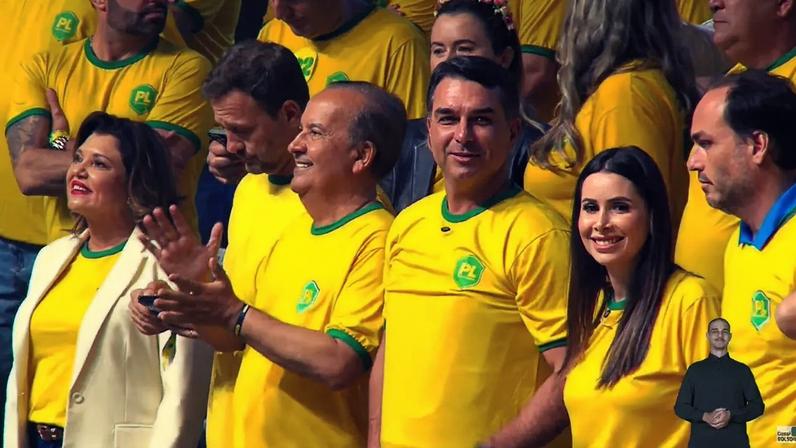 Jorginho Mello, Flávio Bolsonaro, Carol de Toni e Carlos Bolsonaro durante evento de lançamento de pré-candidatura (Foto: Reprodução/YouTube/Flávio Bolsonaro)