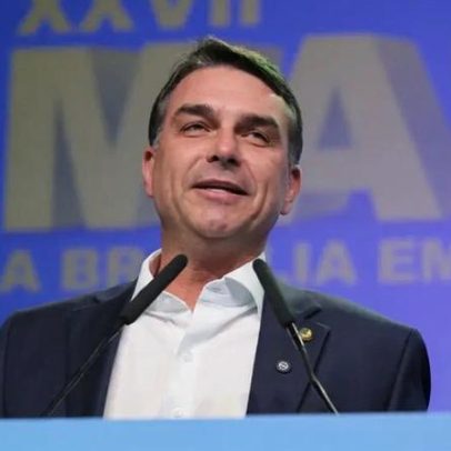 Flávio Bolsonaro mira o Nordeste em discurso a prefeitos, ataques a Lula