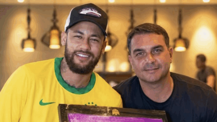 Na imagem, o camisa 10 da seleção, Neymar, e o senador e pré-candidato à Presidência pelo PL, Flávio Bolsonaro