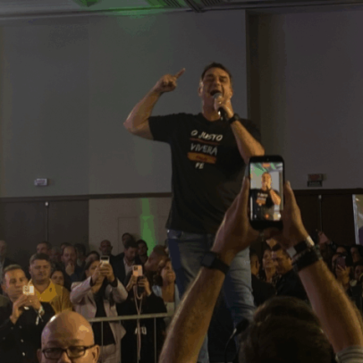 Flávio Bolsonaro adota tom revanchista no 1º palanque após áudio vazado