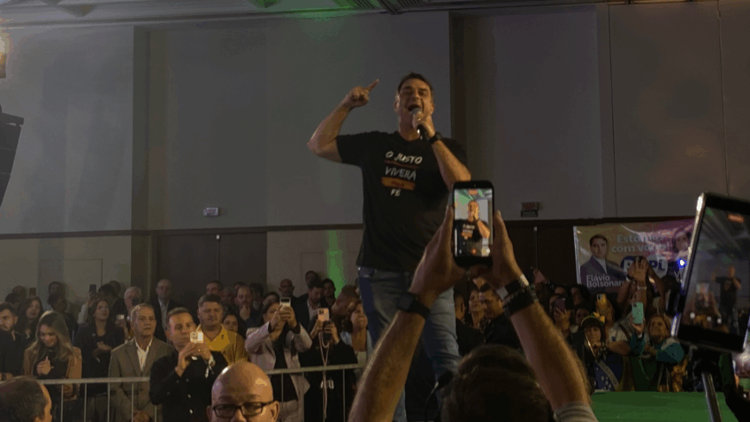 Flávio Bolsonaro (foto) disse que há uma tentativa “destruir” sua imagem; senador criticou o Intercept Brasil, que divulgou suas conversas com o ex-banqueiro Daniel Vorcaro